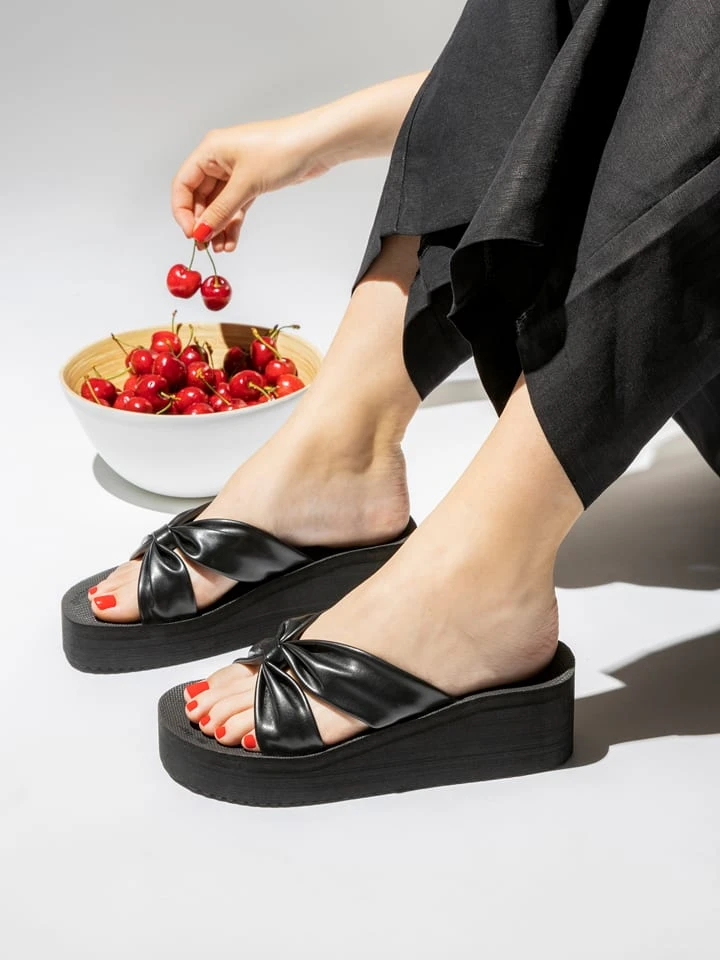 Keilpantoletten "Wedge Bow" In Schwarz - Image 5