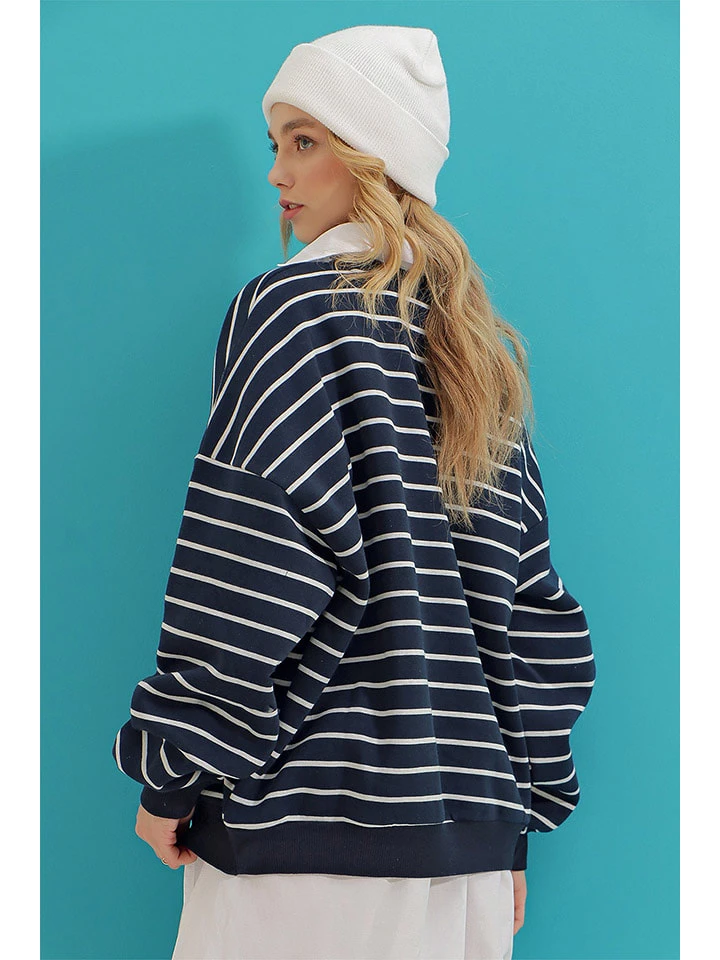 Sweatshirt In Dunkelblau/ Weiß - Image 3