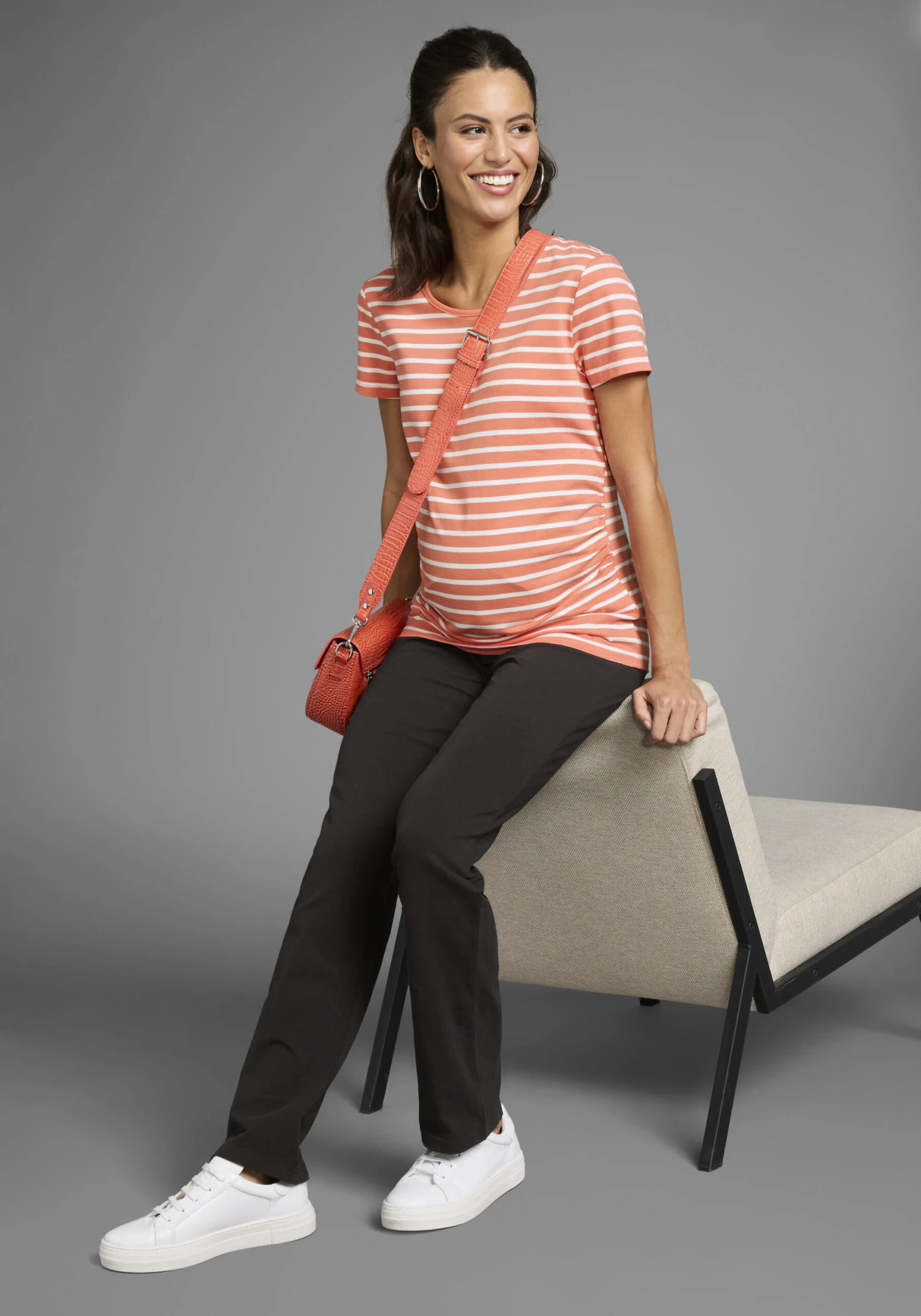 Umstandsshirt In Aprikot Geringelt + Schwarz - Image 4